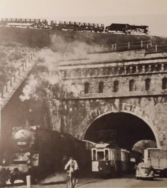 Der Kruiner Tunnel, ein Motiv, das in vielen Büchern zu finden ist. Der Dampfzug oben wurde als Märklinbahn hinein retouchiert. Die Ennepe verläuft unterhalb der Straße.