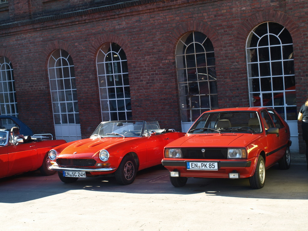 Fiat 124 Spider und Lancia Delta am Industriemuseum. Innen gibt es viele Gießerei-Vorführungen für Jung und Alt.