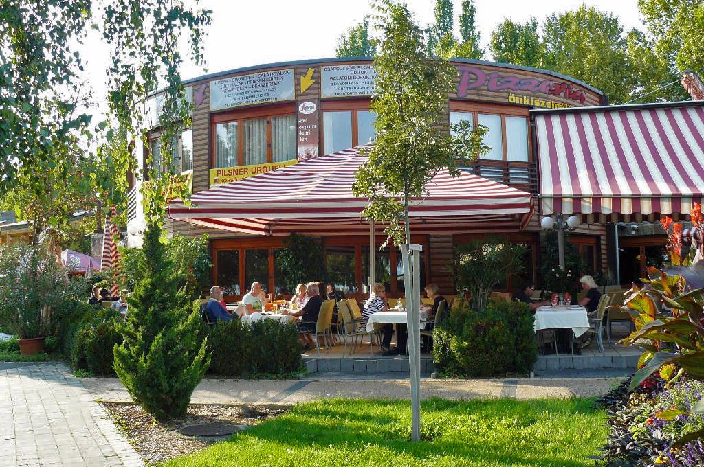 Borcsa het terras vanaf het strand gezien