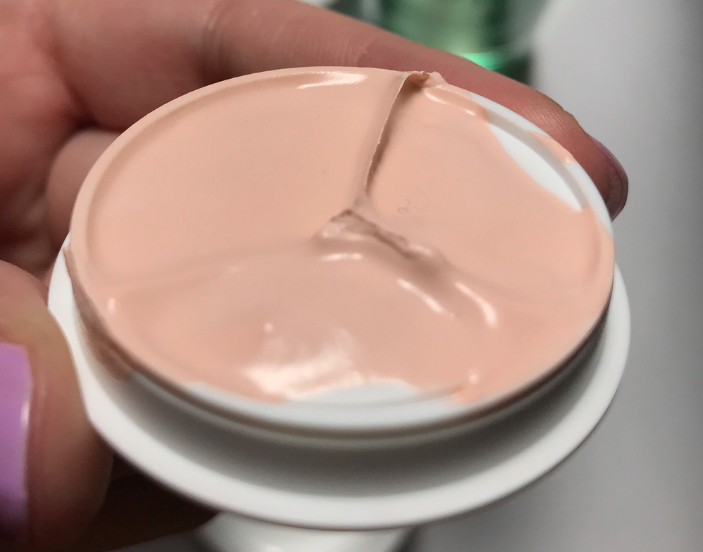 Le masque Pore Away à base d'argile rose (j'adore l'odeur et la texture)