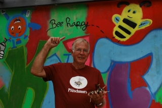 Hartmut Writh zeigt seine Begeisterung für Bienen. - Foto: A. Pahler