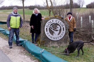 Manuel Maier (Gemeinde Neckartenzlingen), Petra Will (Golfplatz Hammetweil) und Agnes Pahler (NABU Aichtal-Neckartenzlingen) am Amphibienzaum. - Foto: Birgit Schmidt