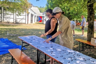 Martina und Petra wissen gleich Bescheid. - Foto: Agnes Pahler