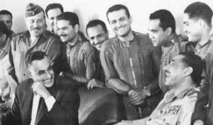 Präsident Nasser und ägyptische Piloten auf der Bir Gifgafa Air Base am Sinai, 22. Mai 1967