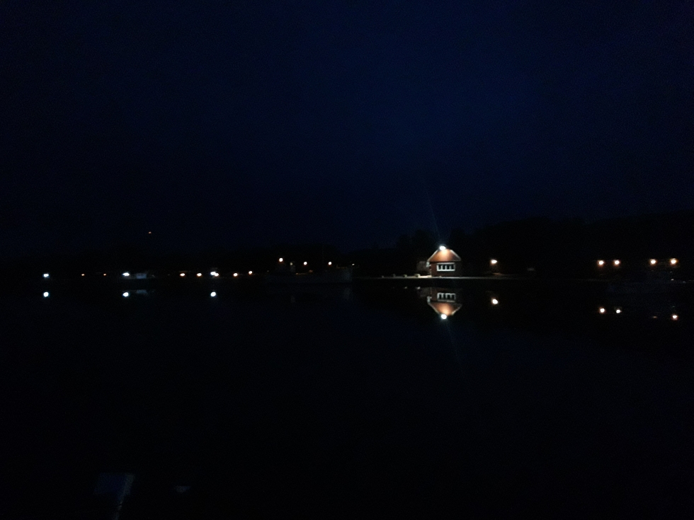 Leider heute kein Mond, nur die Lichter im Hafen. 