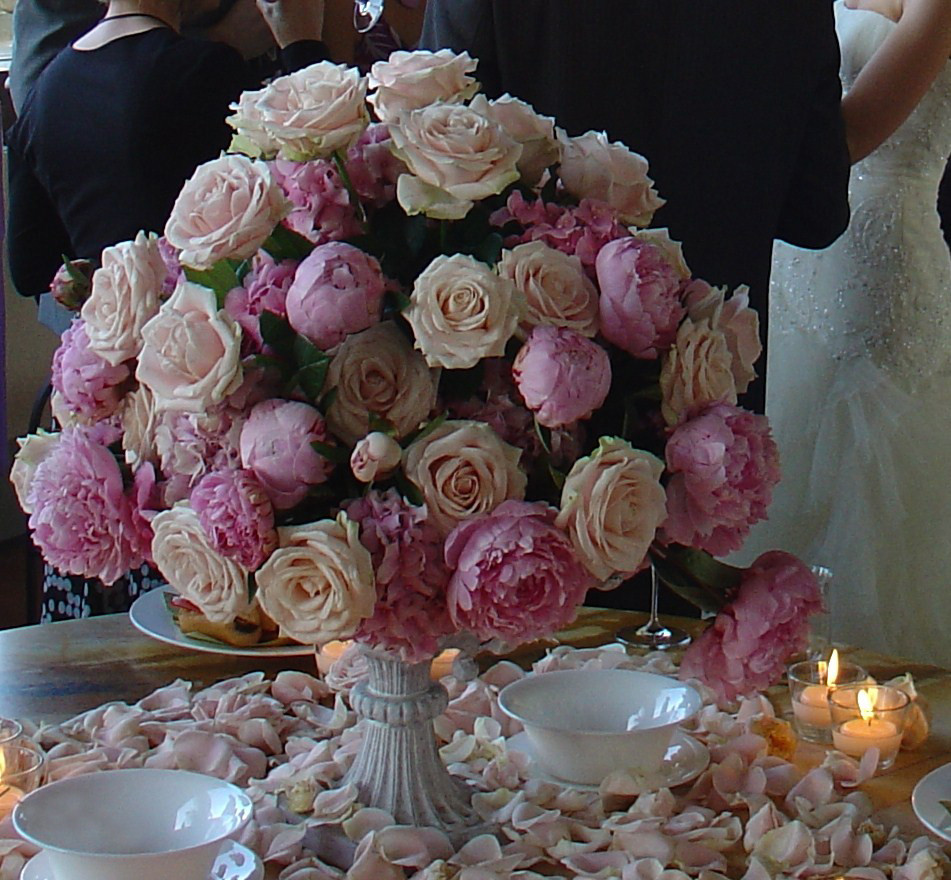 Composition florale boule romantique rose