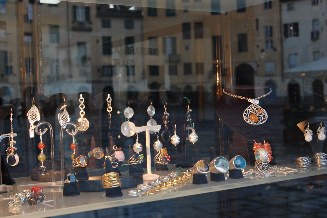 Jewels in Anfiteatro