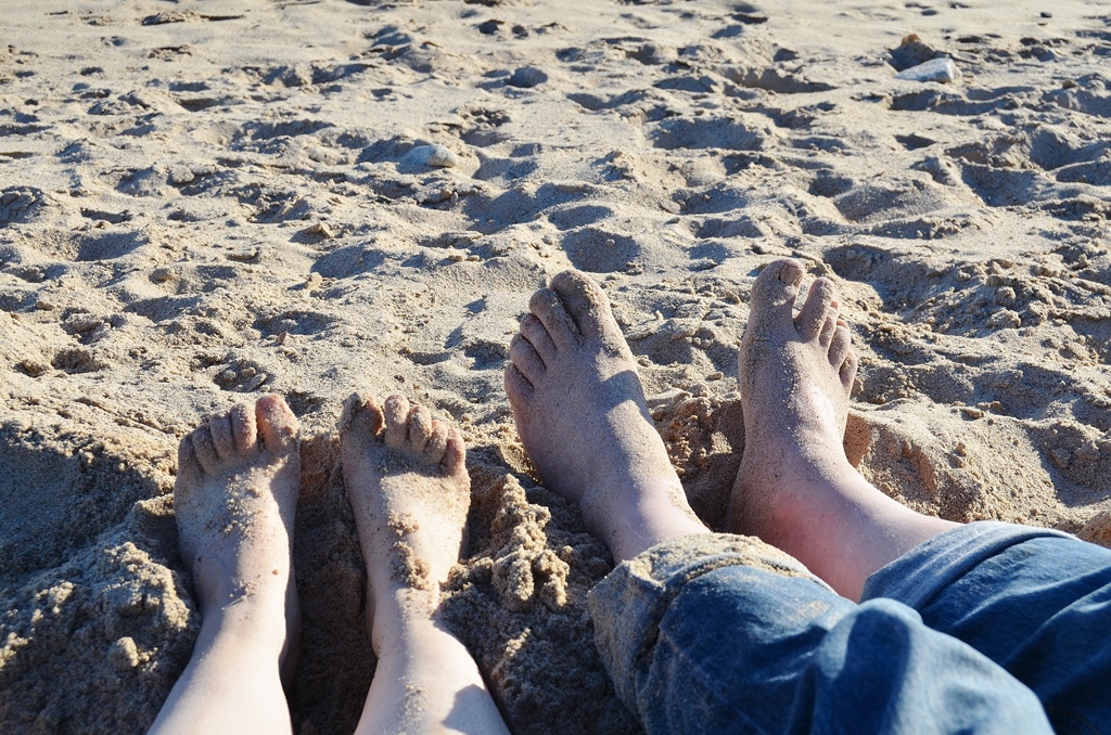 Februar und wir Barfuss am Strand