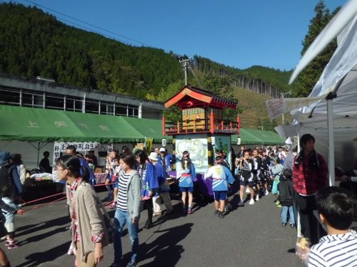 屋台の引き回し・・これ、夏祭りと、福寿祭りのイベント用に作った物です