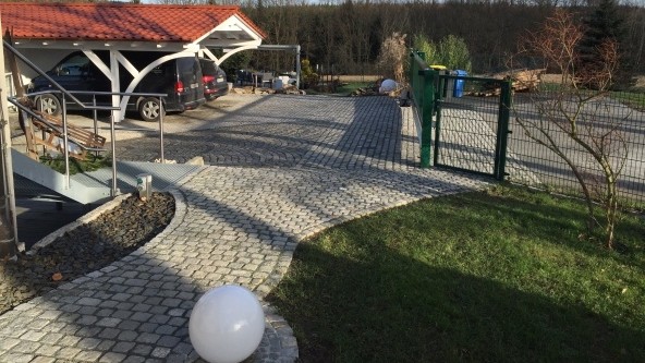 Neugestaltung Einfahrtsbereich und Carport mit Granit-Kleinpflaster