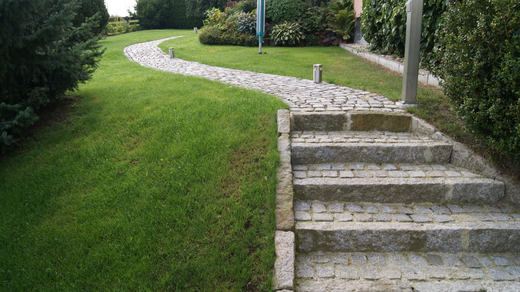 Treppe und Weg mit Granit-Kleinpflaster und Granit-Borden