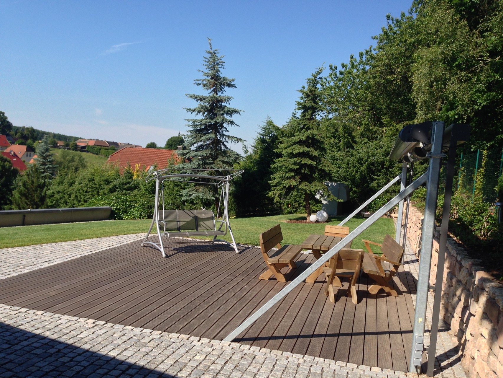 Loungegestaltung Naturstein-Kleinpflaster und Holz-Belag