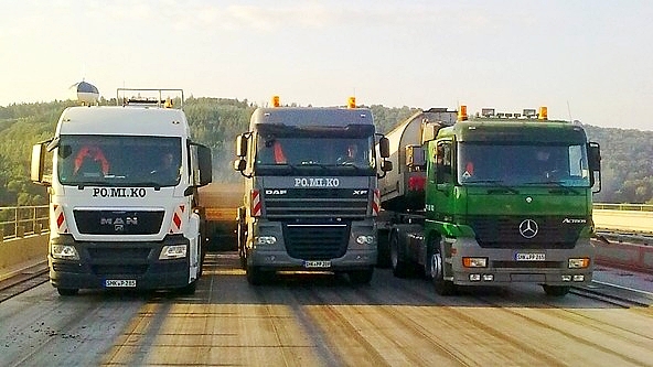 Gussasphalttransport: Gussasphaltkocher beim Einbau auf einer Brücke