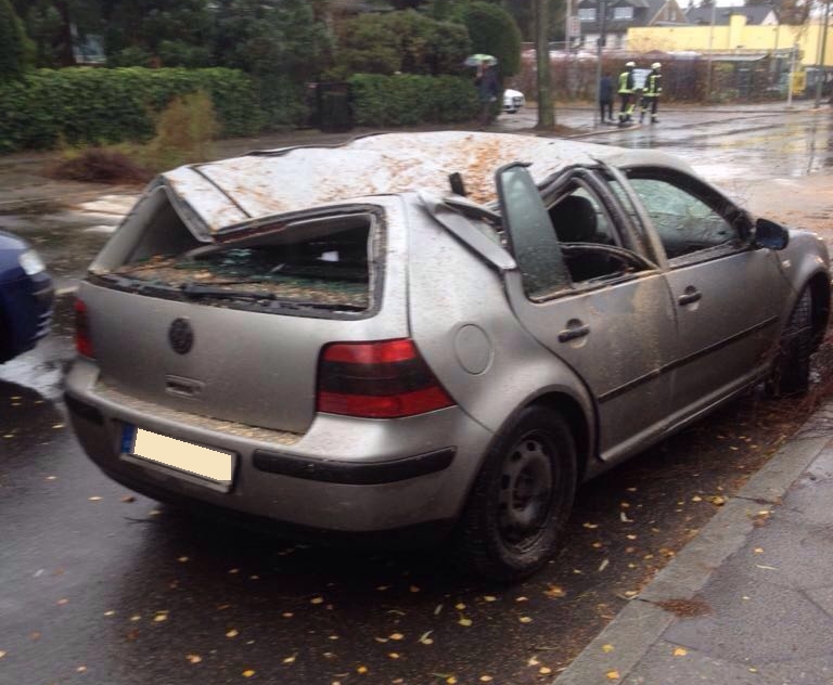 Fahrzeug: VW Golf 1.9 TDI, Totalschaden durch Baumfall während der Fahrt, Fahrer blieb unverletzt, Foto am Unfallort