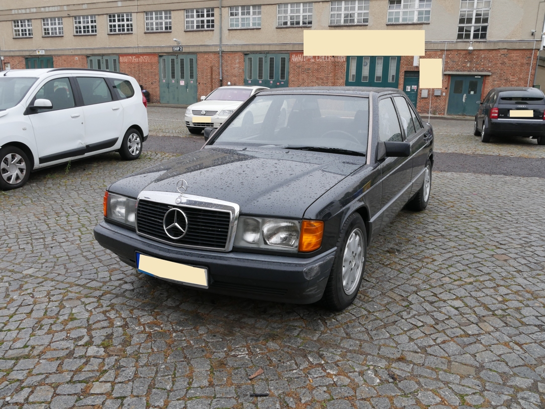 Fahrzeug: Mercedes 190 E 2.3, Frontschaden beim Parken durch vorbeifahrenden PKW, Fotos aus der Schadensaufnahme