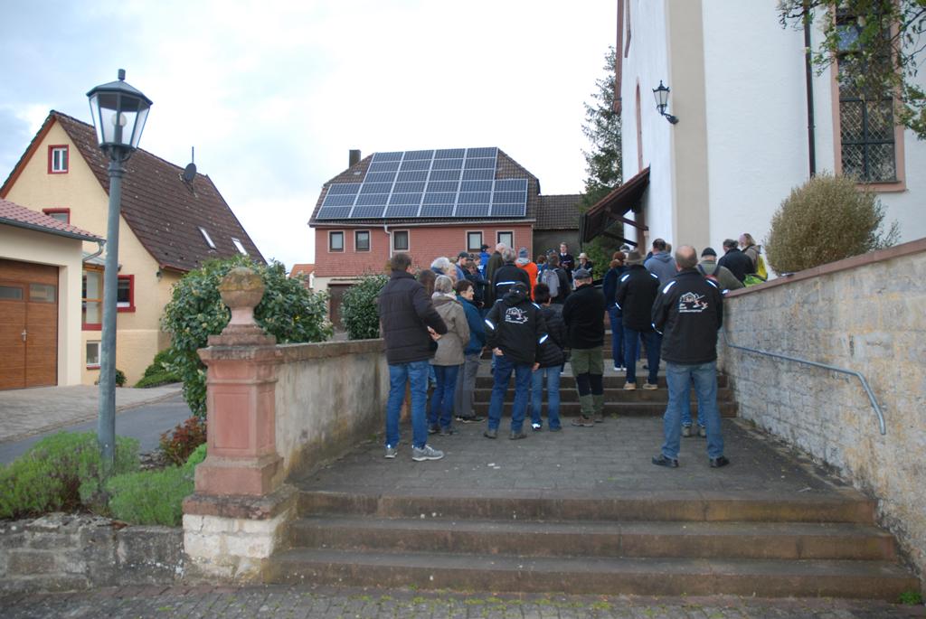 Pfarrer Philipp Tecklenburg eröffnete die Veranstaltung mit einer Andacht am Kirchplatz.