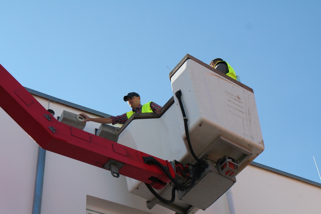 Peter Schlör (links) bei der Endmontage.