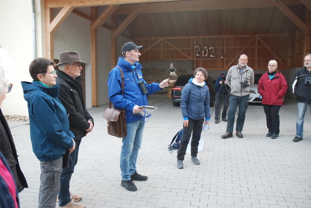 Claudia Schlör (Bildmitte) bei der Vorstellung des Kiebitzes.