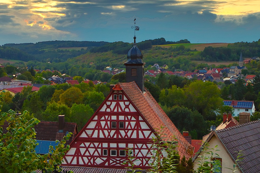 Die Boxberger Altstadt in der Dämmerung.