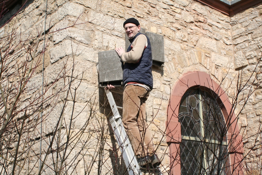 Michael Hökel bei der Montage am Kirchturm der ev. Kirche in Bobstadt.