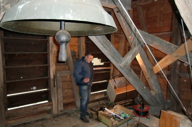 Manfred Frey bei der Montage eines Schleiereulenkastens im Kirchturm der ev. Kirche in Schwabhausen.