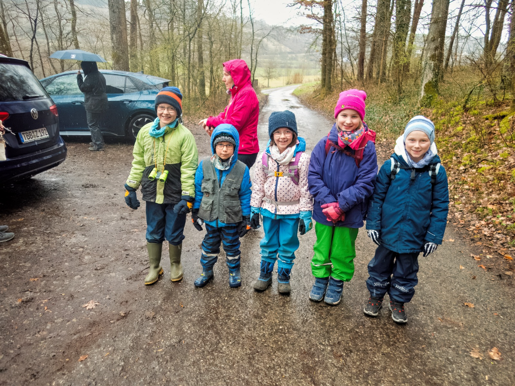 Um 16:00 Uhr trafen sich fünf Naturforscher*innen mit ihren Betreuerinnen Renate Rosenitsch, Kristine Appel und Marion Wenisch am Parkplatz Westertal. Trotz niedriger Temperaturen und Regen war die Vorfreude auf die gemeinsame Wanderung groß.