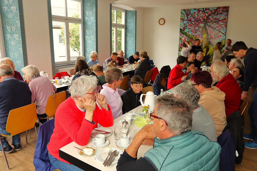 Groß und Klein beim gemeinsamen Frühstück nach der Wanderung.