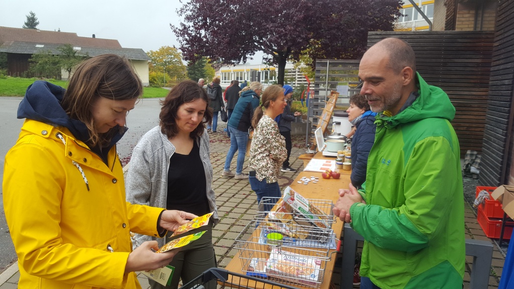 Auch Frau Bürgermeisterin Heidrun Beck (links) informierte sich am Stand des NABU über die Palmölproblematik.