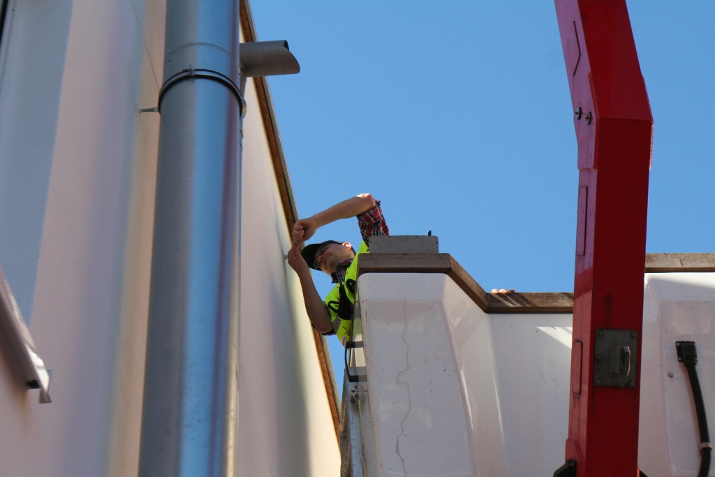 Peter Schlör bei der Montage der Aufhängung.