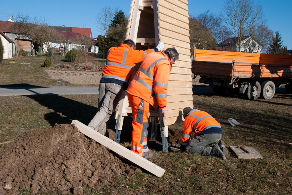 Nach dem Stellen, wird der Turm ausgerichtet.