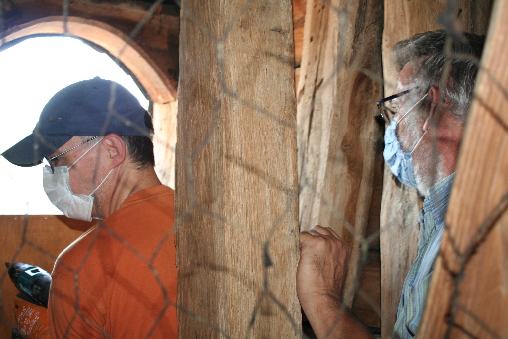 Peter Schlör und Dieter Pfeiffer (rechts) montieren einen Turmfalkenkasten.