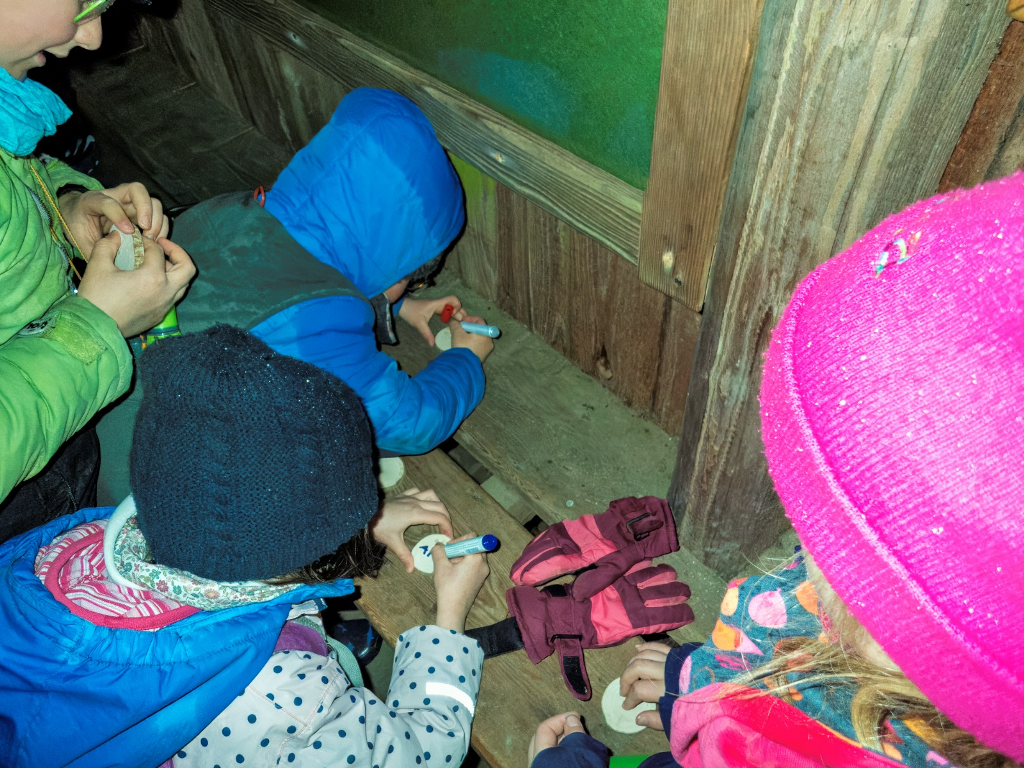 In der Beobachtungshütte im Äußeren Ried startete die Gruppe mit dem Gestalten von Namensschildern aus Holzscheiben und einem anschließenden Begrüßungsspiel.