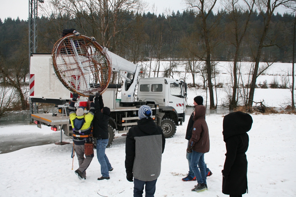 Die Strochenplattform wird auf den Hubsteiger gehoben.