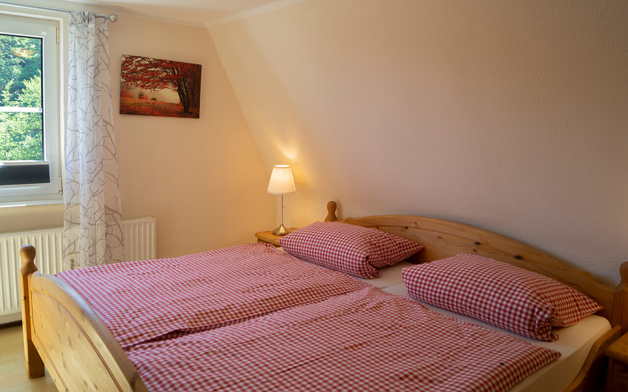 zwei Schlafzimmer mit Doppelbetten