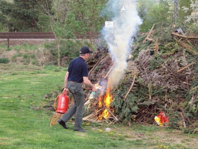 Das Feuer wird gezündet