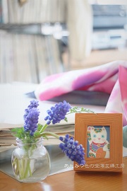 あんみつ色の金澤友禅工房　春を呼ぶ花と縁起良い招き猫　