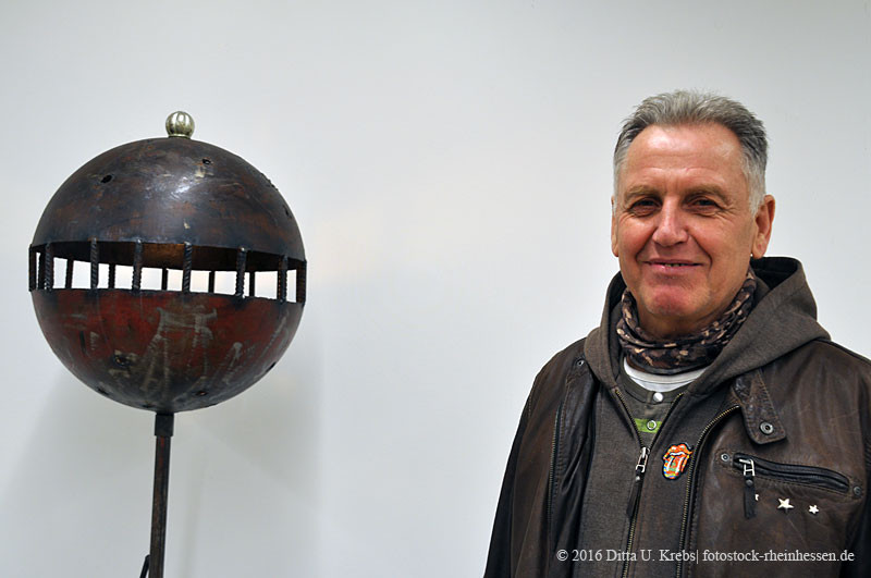 Ernst "Erne" Demmer mit einer seiner Arbeiten in der LandRaum Galerie (Foto: © 2016 Ditta U. Krebs | fotostock-rheinhessen.de)