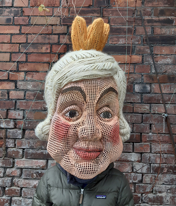 Maske 'Paradise Reloaded' // Plastik: Deike Heeren // Gittermaterial, Wolle, Acryl, H 50 cm