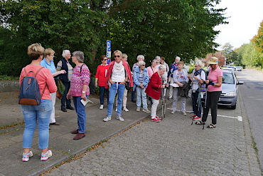 Treffen zum Dorfspaziergang an der Schule