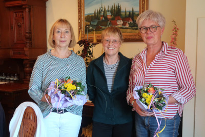 Karen Kähler-Sye begrüßt Renate Drögemüller (l.) und Annette Blöcker (r.)