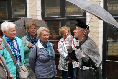 Petuh-Tante Emmi Hansen begeistert v.links Brunhilde Zander, Michaela Thode, Traute Mücke und Helma Ziesenitz