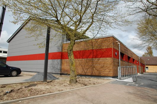 Die Harkebrügger Turnhalle an der Grundschule Harkebrügge nach der Renovierung im Jahr 2013