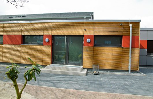 Eingang zur Harkebrügger Turnhalle an der Grundschule Harkebrügge
