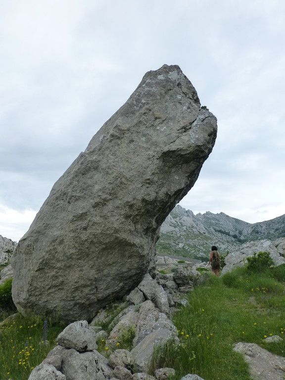 Old Shurehand stand unter dem Felsen