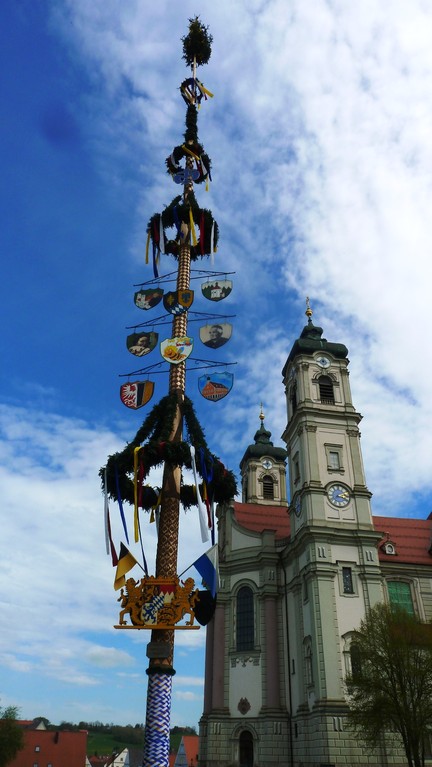 von Außen mit Maibaum