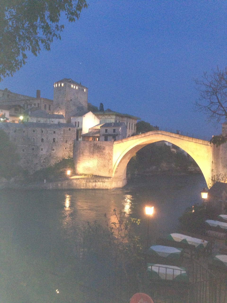 Mostar bei Nacht