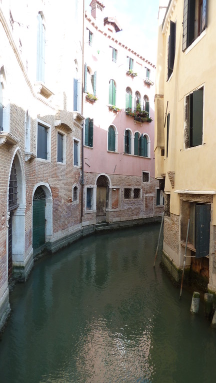 in den engen Gassen von Venedig