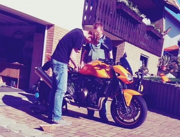 ...mit meinem Paps beim Schrauben...