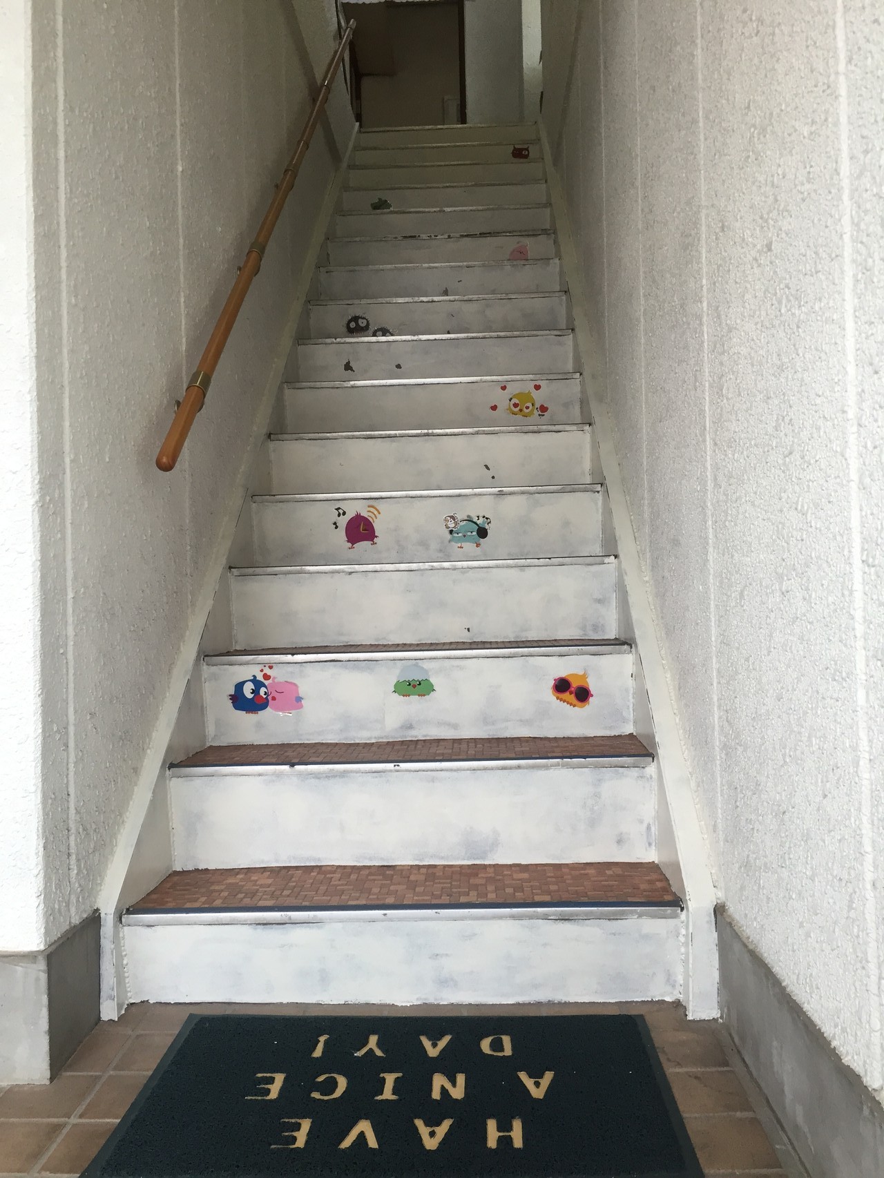 階段には何がいるかな？昇るときも降りるときも探してみて下さい。