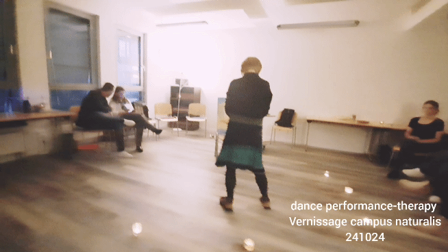 Catrin-Meier-Tanztherapie-Ausbildung-Vernissage-campus-naturalis-HH-2024